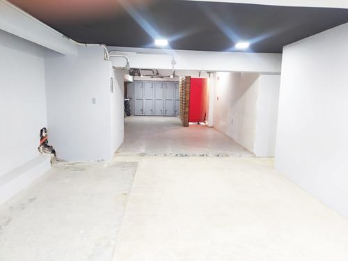 Amplio Local En Venta A Una Cuadra De La Av. Fuerzas Armadas 180m2