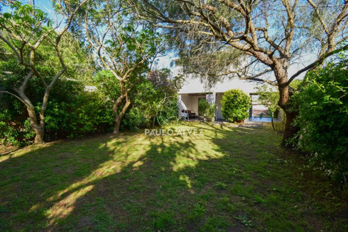 Casa En Piriápolis, Barrio Portales A 200 Metros Del Mar. Dos Dormitorios, Dos Baños, Precio Cercado.