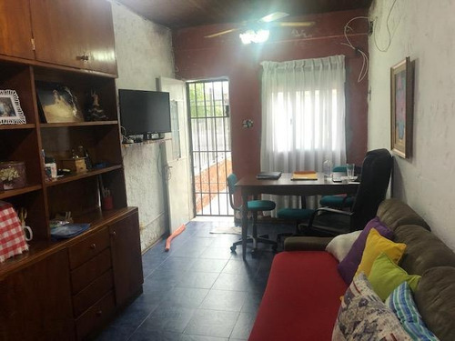Imagen 2 de 12 de Abipones Y Milán. Casa P.h. Al Fte. Muy Buen Estado