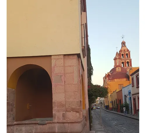 Ubicadísima, En Una De Las Calles Más Lindas De Querétaro, En El Corazón De Su Centro Histórico!