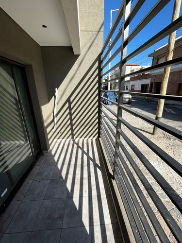 En Alquiler 3 Amb Al Frente Con Patio En Avellaneda - Piñeyro (420)
