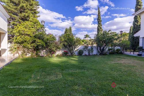 Residencia De Lujo En Venta En Colinas De San Javier, Con Alberca