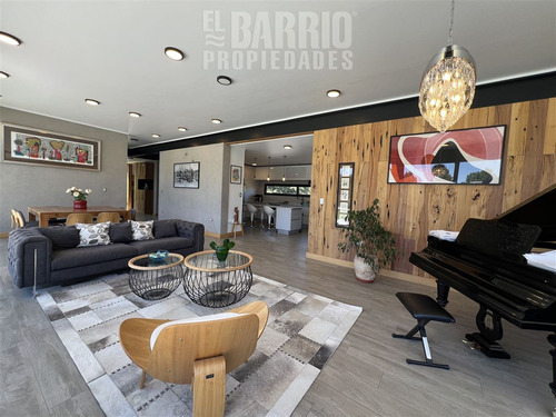 Casa En Venta De 5 Dorm. En Las Brisas De Chicureo