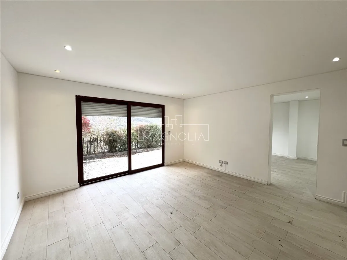 Imagen 3 de 21 de Casa En Venta De 3 Dorm. 3 Baños Mas Serv En Lo Barnechea