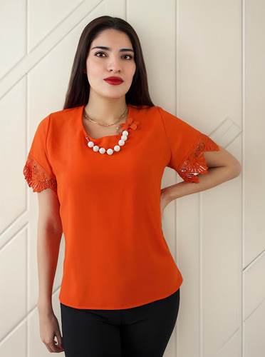 Blusa Manga Corta Terminado En Guipiure Con Collar De Perlas