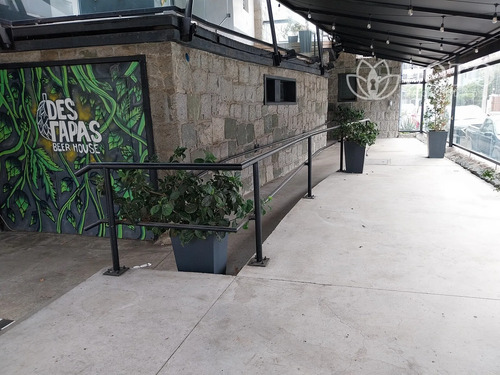 Se Arrienda Local Comercial En Barrio Turístico Consolidado.