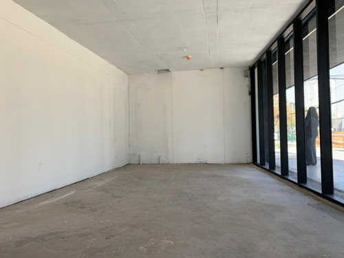 Local Comercial Nuevo: 51/131 M2, Terraza, Patio. Metro.