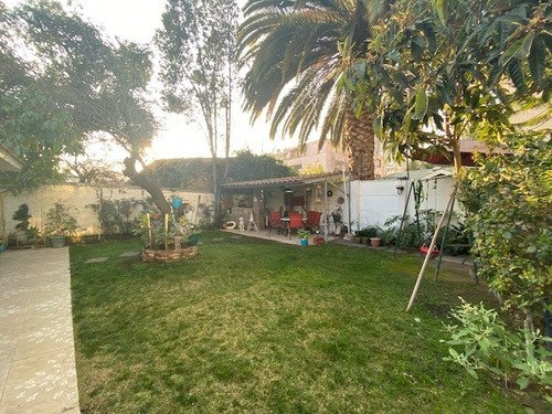 Casa En Venta De 4 Dorm. En Ñuñoa