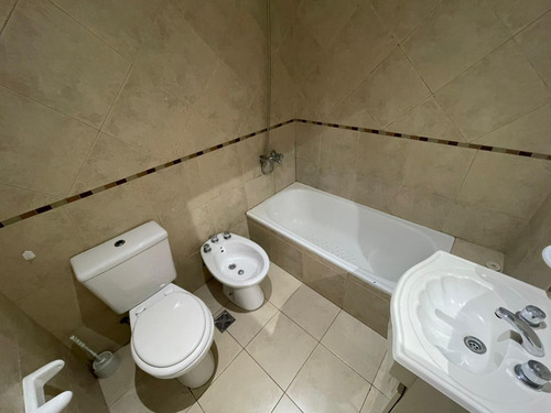 Dto De 2 Ambientes En Venta Al Frente Con Balcón