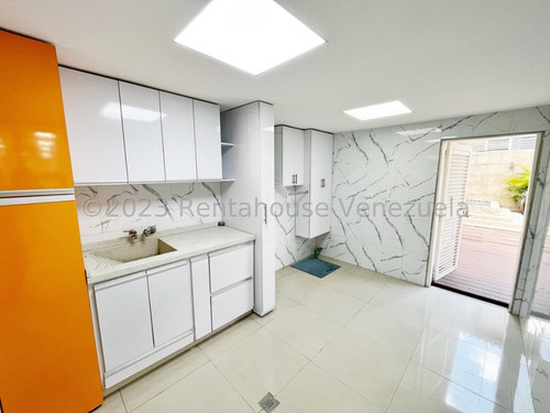 Casa Remodelada En Venta En Macaracuay Caracas Parrillera Psicina 3 Plantas Terraza Privada