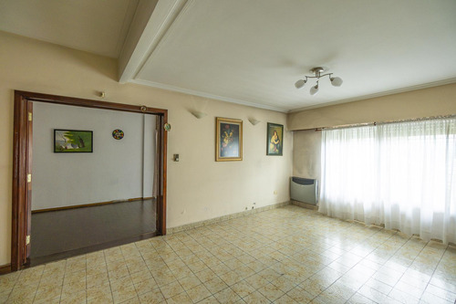 Casa En Venta En Rafael Calzada De 5 Ambientes