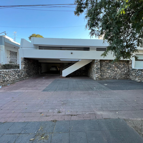 Vendo Casa De 4 Dormitorios En Barrio Parque Chacabuco Con Excelente Ubicación