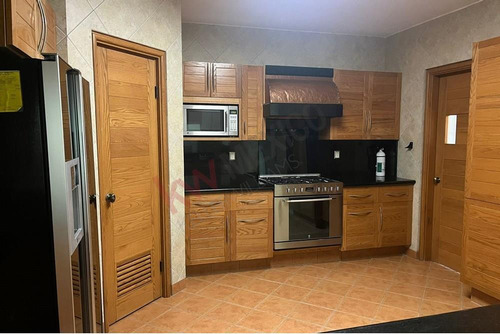 Espectacular Casa En Venta En San Isidro, Con Un Enorme Jardin Y Alberca.