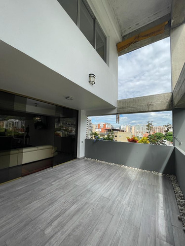 Penthouse En Venta 260 M2  - Urb. Los Chorros