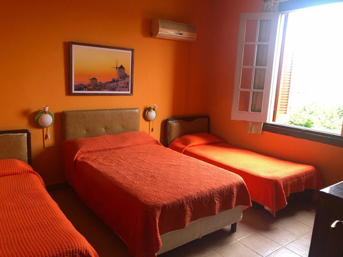 Casa En Alquiler En Piriapolis Con Parque Arbolado, Barbacoa Con Heladera Y Comedor Para 10 Personas