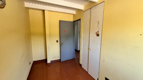 Casa De 4 Pisos En Rojas Magallanes, Avda. La Florida