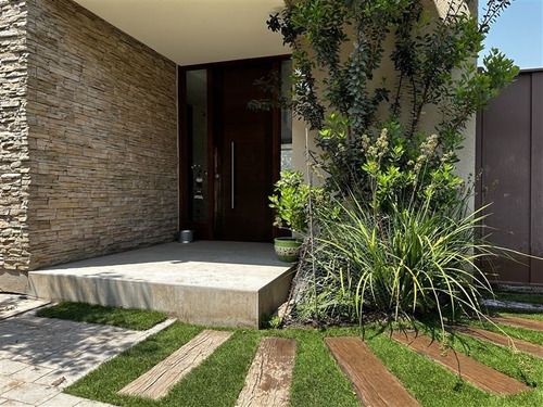 Casa En Venta 4 Dormitorios Como Nueva En Lo Barnechea