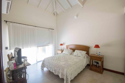 Casa De 5 Ambientes Con Dependencia De Servicio En Venta, En Martínez.