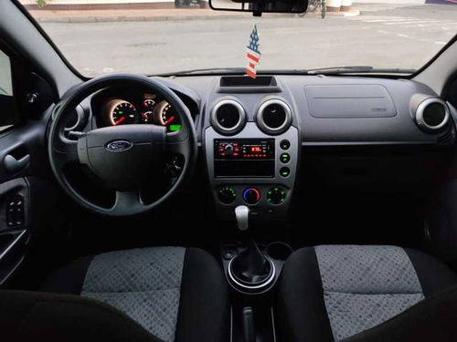 Imagem 7 de 9 de Ford Fiesta Hatch 1.6 8v 4p 2014
