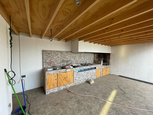 Moderna Casa Mediterranea En Condominio Seguro
