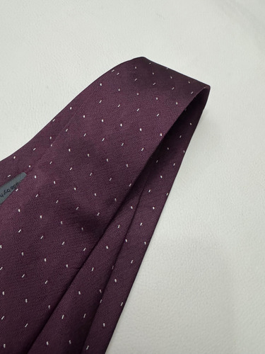 Corbata John Varvatos, Color Vino Con Vivos Blancos Bordó Lisa 1.5 M (Usado)