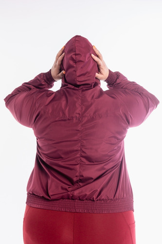 Imagem 3 de 7 de Jaqueta Corta Vento Sabiha Plus Size Marsala Wonder Size