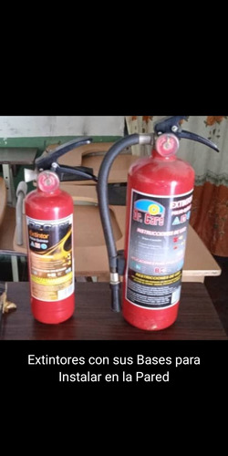 Extintores De Incendio Con Sus Bases De Pared 