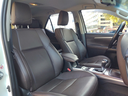 Imagen 22 de 25 de Toyota Hilux Sw4 2016 Srx 4x4 At 7 Asientos Abasto Motors