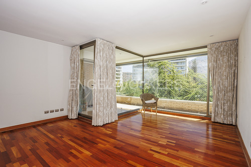 Departamento Con Un Estudio Independiente En El Nivel Calle.