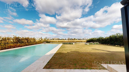 Imagen 8 de 30 de Tour 360º - Casa Al Lago - Barrio El Golf, Nordelta