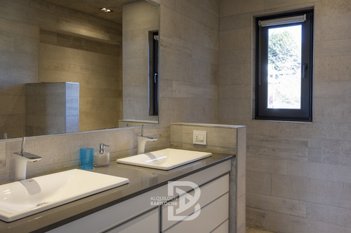 Imagen 20 de 28 de Alquiler Casa En Bariloche. 7 Pax. Vista Al Lago + Cine + Hidromasaje. 202.