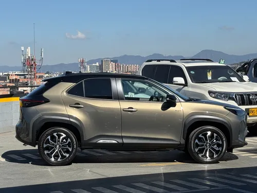 Yaris Cross Hibrida Color Bronze Metallic