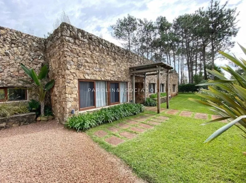 Venta De Casa De 3 Dormitorios En Laguna Blanca, Punta Del Este.