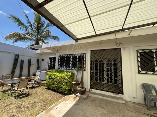Casa En Venta En Col. Cuauhtemoc De Un Solo Nivel Con Jardín