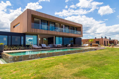 Casa Para Alquilar De 4 Dormitorios Sobre La Playa Cerca De José Ignacio