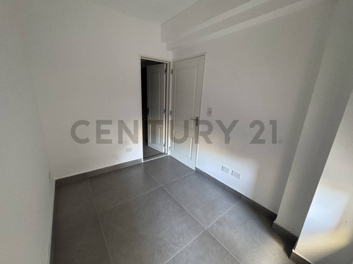 Venta Departamento 4 Ambientes En Flores Con Cochera Y Dependecia