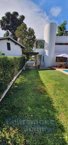 Excelente Casa De 3 Dormitorios En Venta En La Florida. Gran Jardín, Piscina Y Vista Parcial Río.
