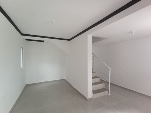 Sobrado Novo Com 2 Suítes E Sacada Ideal Para Morar