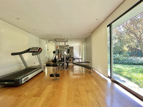 Gran Parque Nueva Costanera, Residencia Embajador Vitacura