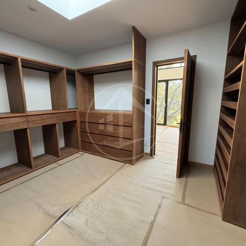 Residencia De Lujo En Rancho San Juan, 581 M2 De Construcción, 4 Habitaciones Y 4 Baños