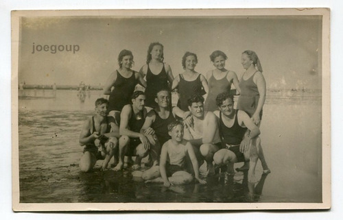 Foto Postal Niños Hombres Mujeres En La Playa Trajes De Baño