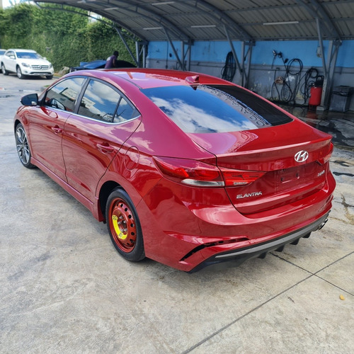 Imagen 4 de 11 de Hyundai Elantra Sport Turbo