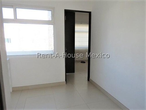 Casa De 3 Recamaras Con Baño Cada Una, Renta - Zibata | Ml