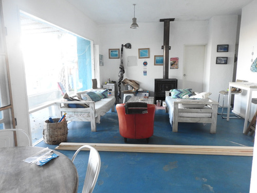 Moderna Casa Con Amplios Espacios,luminosos En Calle Cerrada Prox.playa Del Barco.