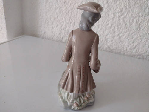 Figura Joven Sentado Con Sombrero Porcelana Casandes (Usado)