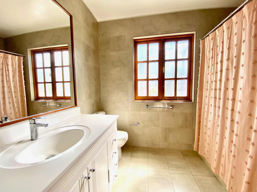 Impecable Casa En Santuario Del Valle