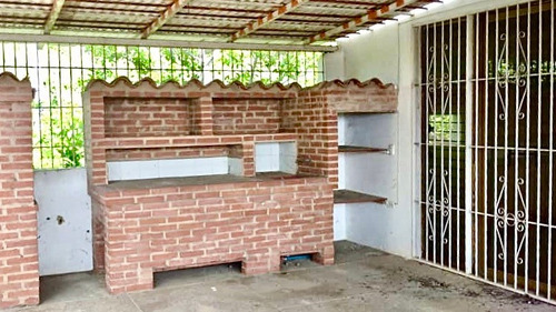 Imagen 5 de 8 de Aj - Venta De Galpón Con Casa En Higuerote