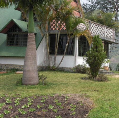 Venta De Hermoso Chalet De 3 Piso En Loma Larga, Carayaca