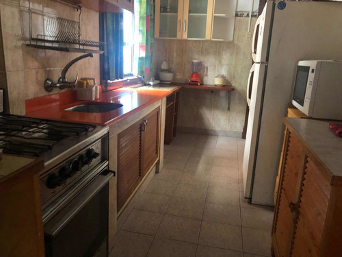 Casa En Alquiler En Piriapolis Con Parque Arbolado, Barbacoa Con Heladera Y Comedor Para 10 Personas
