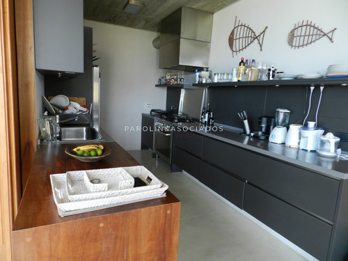 Moderna Casa Frente Al Mar En Venta En Tío Tom, Solanas - Punta Del Este.